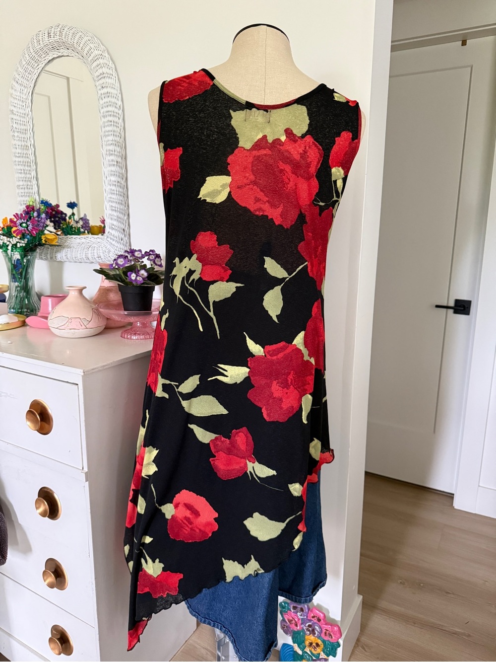90’s Plus Size Black Floral Asymmetrical top with Red Roses - Picture 3 of 4
